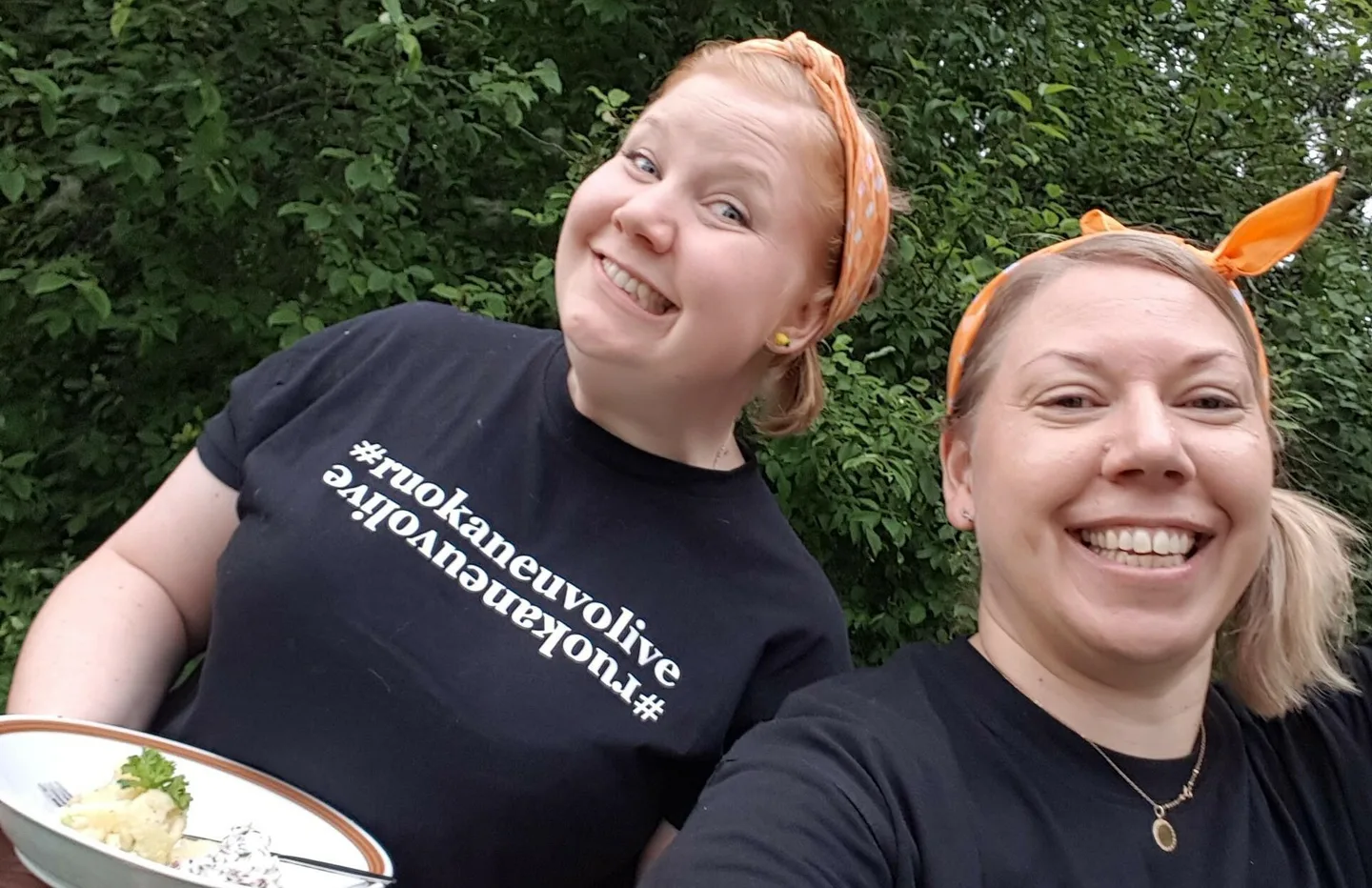 Janita Kylänpää ja Anna Kari ovat kokkailleet korona-pandemian alusta lähtien aktiivisesti somessa.