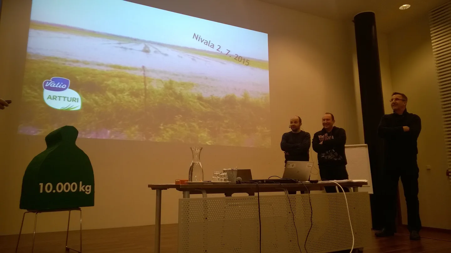 Nurmimiehet miettivät kesän sateita